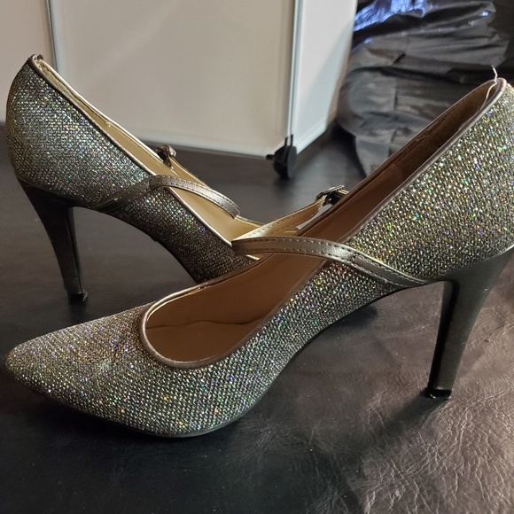 Beauty of the Sparkle Dana Buchman Heel - Picture 3 of 7